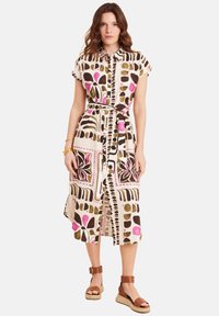 Korte mouwen, knoopsluiting jurk in crème met gedurfde, kleurrijke bloemen- en geometrische patronen. Beschikt over een ceintuur in de taille en zijsplitten.