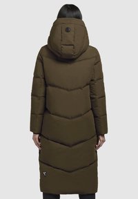 Lange, donkerbruine donzen jas met een capuchon, voorzien van een chevron-quiltpatroon, knoopaccenten en een logopatch nabij de zoom.