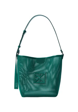 Geantă de umăr verde din piele perforată, cu curea ajustabilă și patch pătrat cu logo embosat pe partea din față.