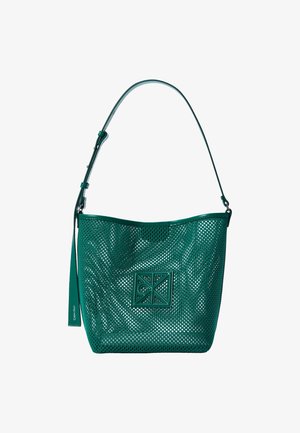 Πράσινη διακοσμημένη δερμάτινη τσάντα ώμου με ρυθμιζόμενο λουρί και τετράγωνο ανάγλυφο λογότυπο στο μπροστινό μέρος.