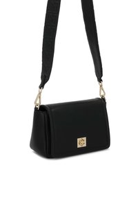 Borsa a tracolla nera in pelle con chiusura in oro, tracolla rimovibile texturizzata con lettere in rilievo, forma rettangolare strutturata.