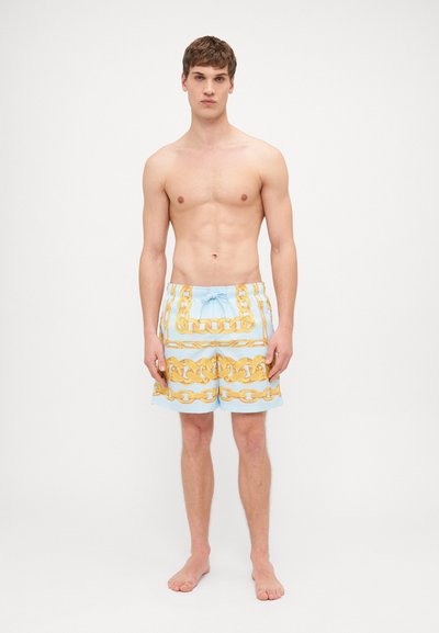 Pantaloni scurți de înot pentru bărbați, de culoare albastră deschisă, cu un model de lanț auriu. Au talie elastică și șnur de ajustare. Lungime scurtă, casual și material ușor.