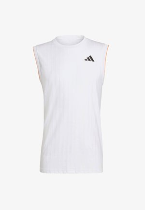 Bílý sportovní top bez rukávů s žebrovanou texturou, kulatým výstřihem a černým logem Adidas. Má oranžový lem na okrajích ramen.