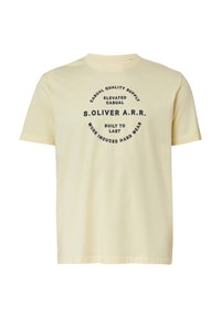 Lichtgele katoenen t-shirt met een ronde hals, voorzien van donkerblauwe cirkelvormige tekst en ontwerpen met de naam van het merk en zinnen. Korte mouwen.