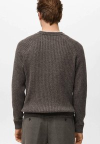 Brązowy prążkowany sweter z okrągłym dekoltem i długimi rękawami, z teksturowanym wykończeniem i dopasowanym dołem w talii.