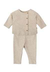 Conjunto de dos piezas para bebé en color beige, hecho de tela acanalada. Cuenta con una camiseta de botones de mangas cortas y pantalones a juego con un ajuste ceñido.