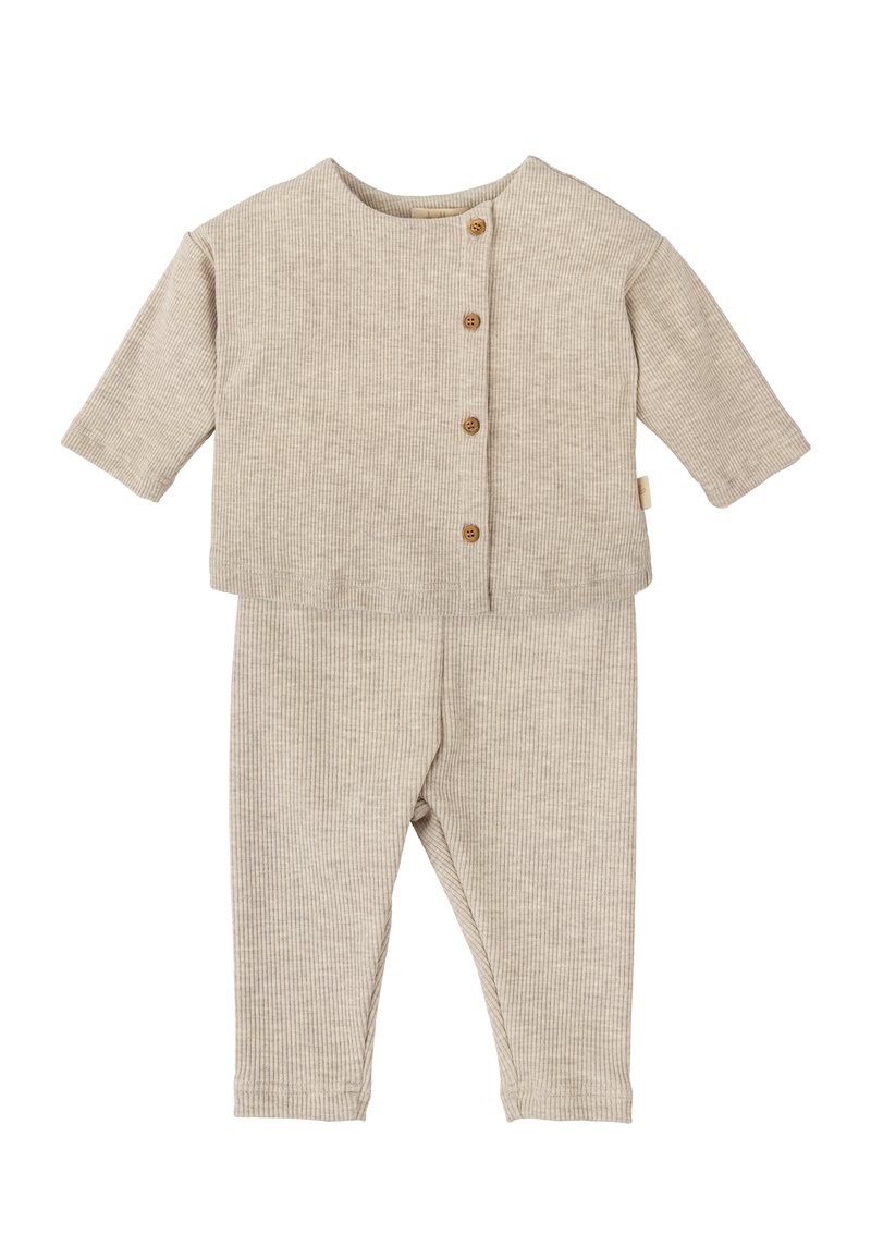 Conjunto de dos piezas para bebé en color beige, hecho de tela acanalada. Cuenta con una camiseta de botones de mangas cortas y pantalones a juego con un ajuste ceñido.
