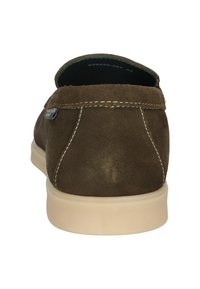 Bruine suede instapschoen met een ronde achterkant, contrasterende beige zool en witte stiksel langs de naad.