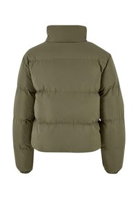 Olivengrønn pufferjakke med høy krage, som har quiltede seksjoner, elastiske mansjetter og en kort design. Glatt, matt tekstur.