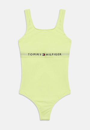 Bañador de una pieza color verde claro con tirantes anchos y una banda elástica con la marca "Tommy Hilfiger" en el pecho.