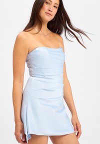 Schnürsenkelloses, hellblaues Kleid mit tailliertem Oberteil und drapiertem Stoff, das einen seitlichen Schlitz und eine glatte Textur aufweist.