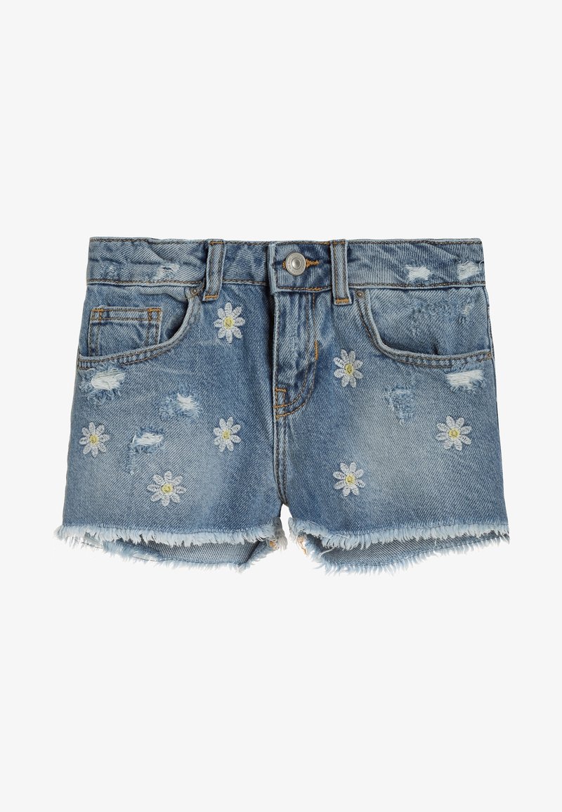 Short en jean bleu avec bords effilochés, marguerites blanches brodées avec centres jaunes, poches avant et détails usés.