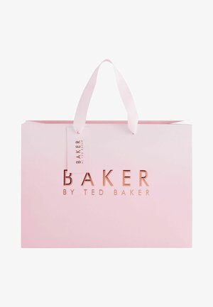 Rózsaszín papír bevásárlótáska matt felülettel, dombornyomott rózsaarany szöveggel: "BAKER BY TED BAKER", és egy hurkolt szalagfogóval.