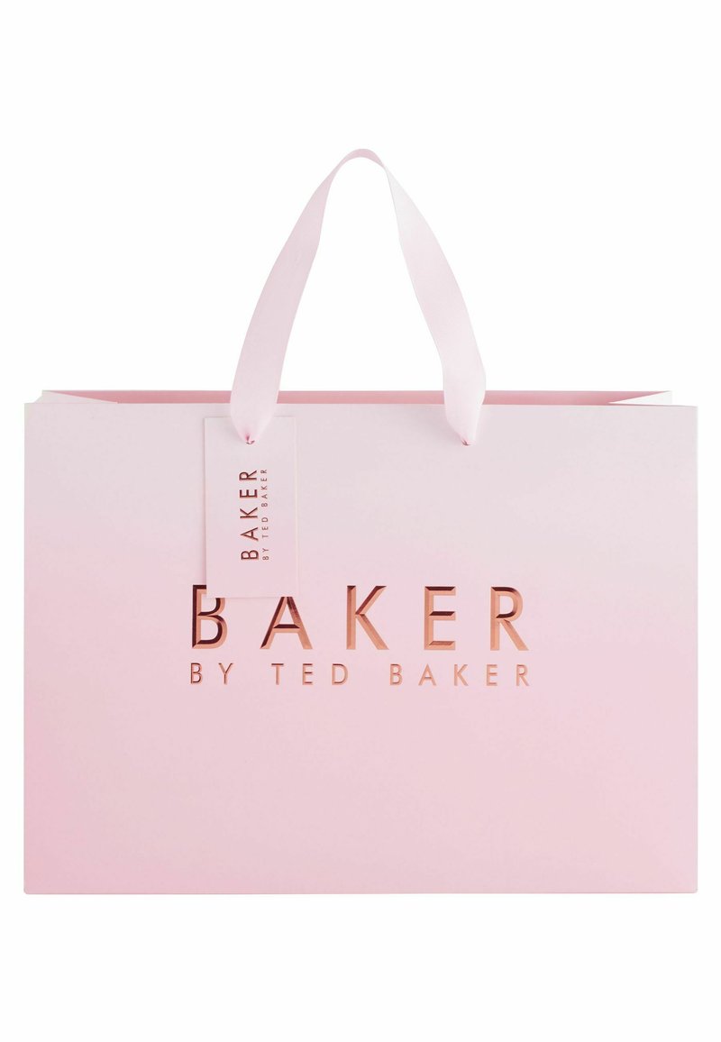 Rožinės spalvos popierinė pirkinių maišelis su matinėmis paviršiumi, su iškilmingu rožinės aukso tekstu "BAKER BY TED BAKER" ir kilpiniu kaspinu.