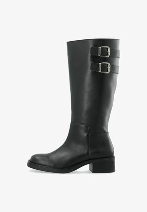 Botte en cuir noire mi-mollet avec deux boucles argentées réglables près du haut et un petit talon bloc.