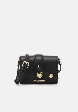 Czarna torebka na ramię Love Moschino z regulowanym paskiem, złotym zawieszką w kształcie serca i plakietką z logo na przedniej klapie.