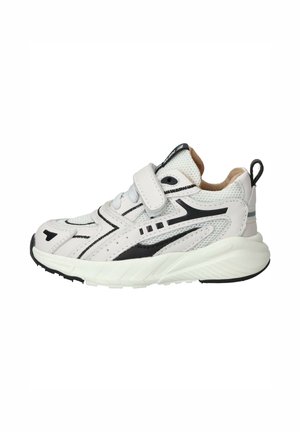 Weißer und schwarzer sportlicher Sneaker mit Mesh- und Lederobermaterial, Klettverschluss, dicker gepolsterter Sohle und Zuglasche an der Ferse.