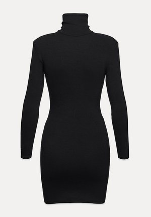 Czarna, długa sukienka bodycon z wysokim kołnierzem, dopasowanym krojem i długością do kolan na jednolitym tle.
