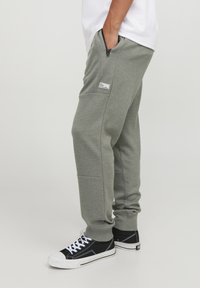 Jack & Jones JPSTWILL AIR PANTS - Pantalones deportivos - desert sage