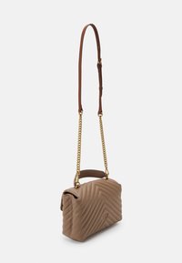 Quilted braune Lederhandtasche mit einer goldenen Kettenriemen und einem kürzeren braunen Tragegriff. Verfügt über ein Zickzackmuster und einen Reißverschluss.