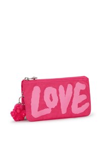 Vaaleanpunainen vetoketjullinen pussi, jossa on rohkea "LOVE" -grafiikka vaaleammassa vaaleanpunaisessa, ja fluffypinkki pom-pom-riipus sivussa. Valmistettu sileästä kankaasta.