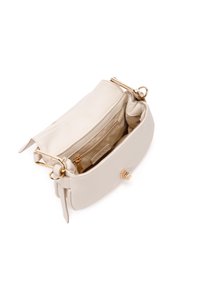 Borsa in pelle beige chiaro con hardware dorato. Presenta un comparto principale con tasca interna con zip e una texture liscia. Design rettangolare compatto.