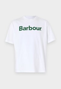 Bílá bavlněná tričko s krátkým rukávem a kulatým výstřihem. Obsahuje zelené logo "Barbour" na hrudi, jednoduchý design.