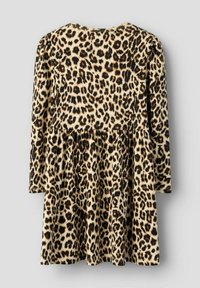 Ilgomis rankovėmis, leopardo rašto suknelė smėlio ir juodų spalvų, su surinkta liemens dalimi ir išplatėjusia sijono dalimi. Minkšta, tekstūruota medžiaga.