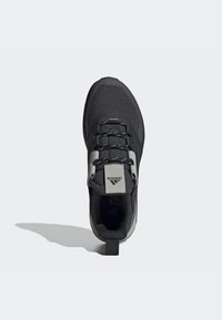 Schwarzer Sportschuh mit einem Obermaterial aus Mesh, Gummisohle und Schnürverschluss. Verfügt über einen grauen Akzent in der Nähe der Schnürsenkel und ein Logo auf der Zunge.