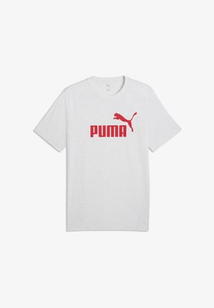 Λευκό κοντομάνικο T-shirt με κόκκινο λογότυπο Puma και κείμενο στο κέντρο του στήθους.
