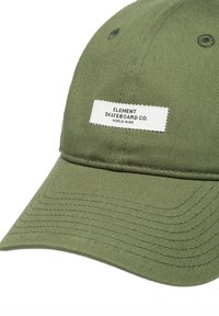 Olivengrüne Mütze aus strukturiertem Stoff mit einem weißen Etikett, auf dem "ELEMENT SKATEBOARD CO. WORLD WIDE." steht. Gerundeter Schirm mit Nähdetails.