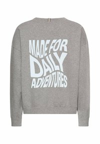 Grijze sweatshirt met gedurfde, gestileerde witte tekst op de achterkant die zegt "MADE FOR DAILY ADVENTURES." Ribgebreide manchetten en zoom.