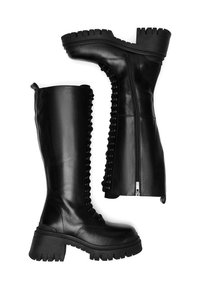 Czarne skórzane kozaki za kolano z masywną podeszwą, ozdobione sznurowaniem z boku i zamkiem bocznym ułatwiającym zakładanie. Całość wykończona teksturowaną powierzchnią.