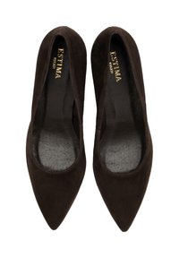 Par temno rjavih semiš balerink s koničastim nosom za ženske, s črnimi vložki in z zlatim imenom "ESTIMA" znotraj.