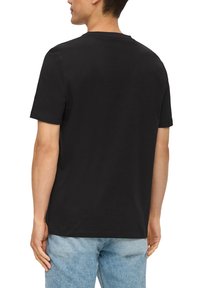 s.Oliver MIT GROSSEM LABEL - T-shirt print - schwarz