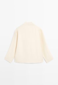 Crèmekleurige blouse met lange mouwen en een kraag, gemaakt van een gladde stof, met een rechte snit en zonder zichtbare patronen of versieringen.