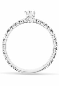 Hvidguld forlovelsesring med en rund diamant i midten, tekstureret ring med små udskæringer langs kanten.
