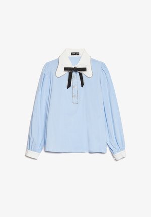 Hele sinine särk valge kraega, musta lipsu detaili ja nööpidega esiküljega. Pikad varrukad kogutud mansettidega. Peen läikiv tekstuur.