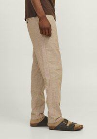 Jack & Jones STACE - Chinos tipa bikses - rubber