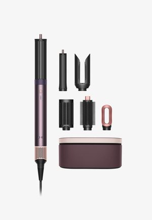 Haarstyling-Set mit einem zylindrischen grauen und violetten Föhn, mehreren schwarzen Bürstenaufsätzen und einem kastanienbraunen Aufbewahrungskoffer mit einem hellrosa Deckel.