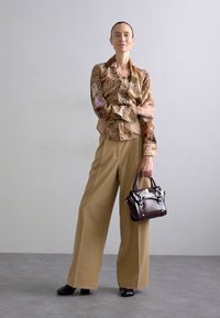Vivienne Westwood BETTY SMALL HANDBAG - Kabelka - brown