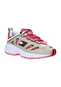 Sneaker beige con accenti rosa, dotato di una tomaia in mesh, design testurizzato e suola bianca. Logo con strisce rosse, bianche e blu.