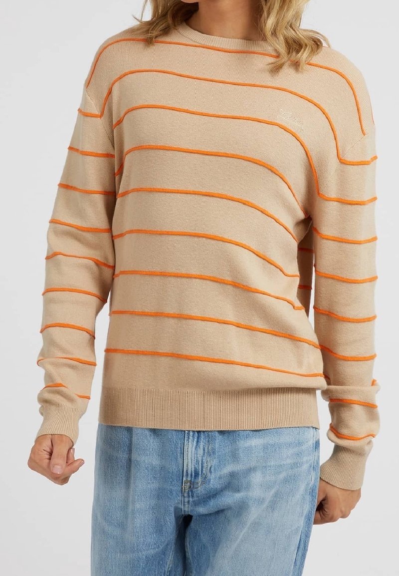 Beige trui met oranje horizontale strepen, geribbelde manchetten en zoom, gemaakt van een zachte brei. Draag met lichtblauwe jeans.