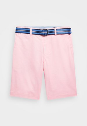 Hellrosa Shorts mit seitlichen Taschen und einem blau gestreiften Stoffgürtel mit einer schwarzen Schnalle vor weißem Hintergrund.