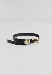 Cintura in pelle nera con fibbia color oro e tre dettagli decorativi dorati, mostrata arrotolata su uno sfondo grigio semplice.