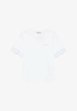 T-shirt bianco in cotone con pizzo sui maniche corte, caratterizzato da un piccolo logo sul petto. Tessuto morbido, scollo rotondo, vestibilità regolare.