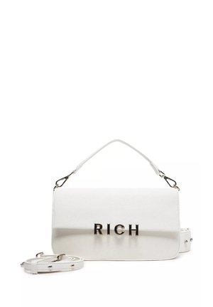 Sac à main en cuir blanc avec une finition texturée, arborant la lettre "RICH" en gras en métal, une bandoulière détachable et un design structuré.
