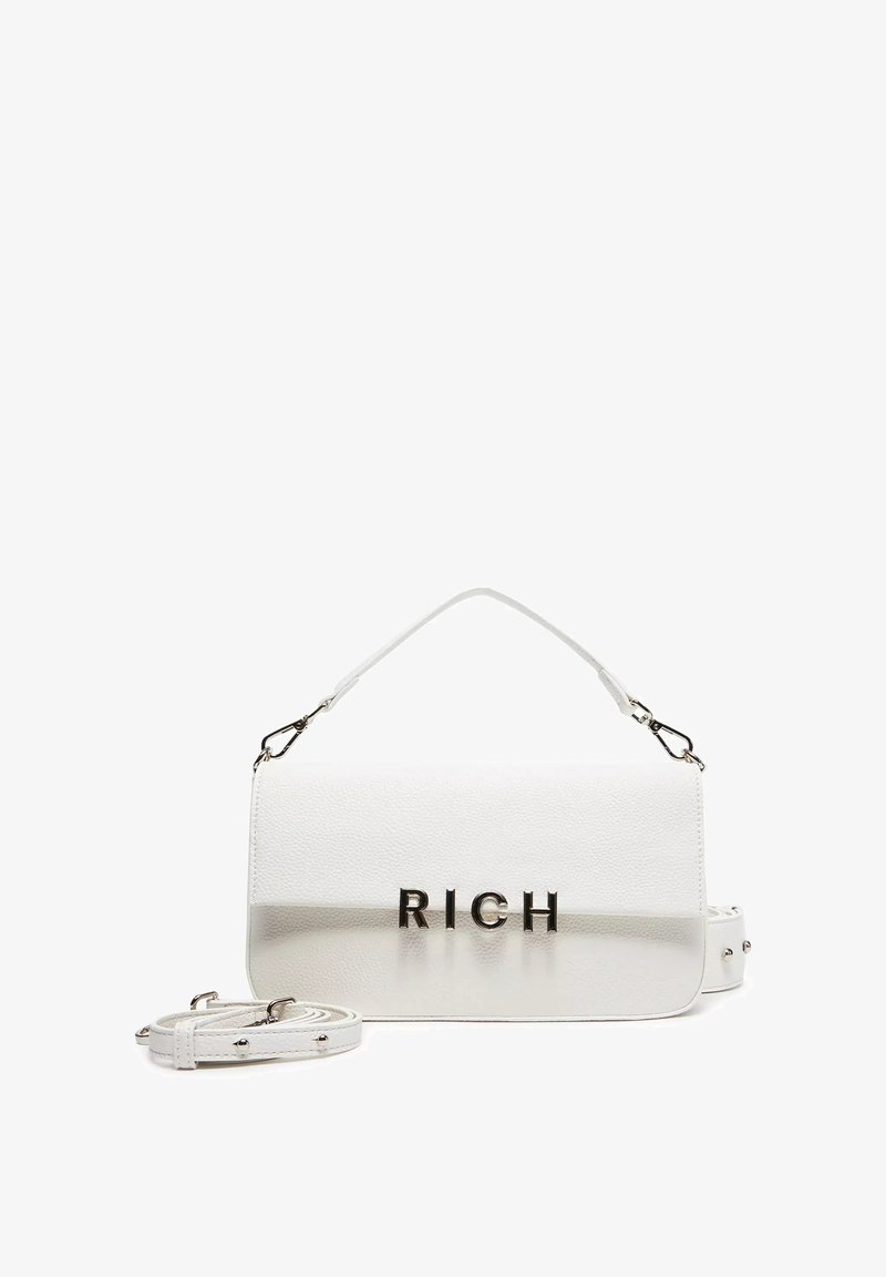Weiße Lederhandtasche mit strukturiertem Finish, ausgestattet mit auffälliger "RICH"-Schriftart in metallischen Beschlägen, abnehmbarem Tragegurt und einem strukturierten Design.