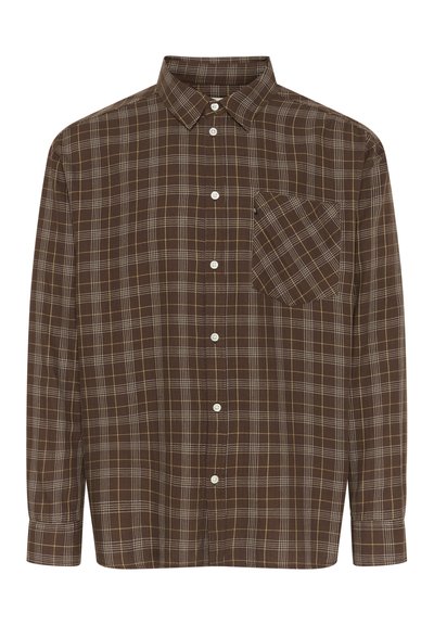 Chemise à manches longues en tissu doux à carreaux marron, avec des boutons sur le devant, une poche poitrine unique et des lignes blanches et jaunes contrastantes.