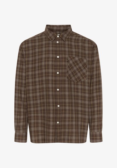 Chemise à manches longues en tissu doux à carreaux marron, avec des boutons sur le devant, une poche poitrine unique et des lignes blanches et jaunes contrastantes.